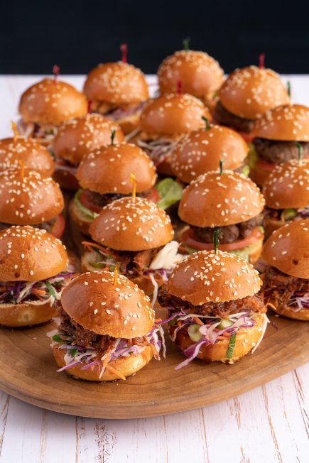 Mini Pork Sliders, Mini Pulled Pork Sandwiches, Finger Food Engagement Party, Mini Pulled Pork Sliders, Cater Food Ideas, Pulled Pork Burgers, Pulled Pork Wedding, Sliders Platter, Pulled Pork Buffet