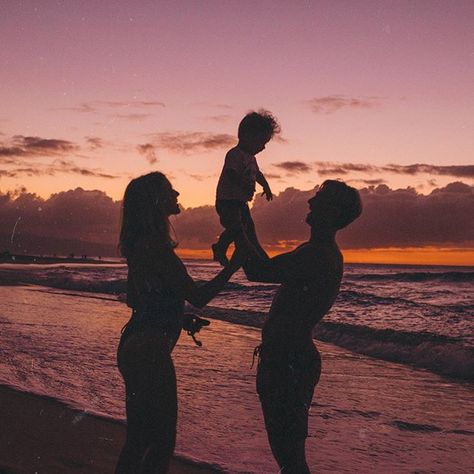 Image may contain: one or more people, people standing, sky, ocean, twilight, cloud, beach, outdoor, water and nature    #Regram via @B8RvXU7BAm6 Britnee Kent, Beach Fotos, Sunset Watching, Couple With Baby, Beach Photography Family, Baby Milestones Pictures, Cute Babies Photography, Vacation Photography, Dream Family