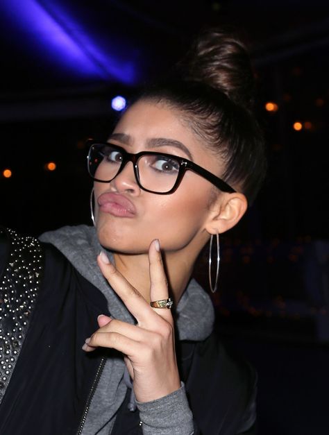 Zendaya | Did you know that by 2050 half the planet will need eye glasses? Whether prescription or just for show, these celebrities look great in eyewear. Were taking notes! Glasses Celebrities, Zendaya Fashion, Celebrities With Glasses, Carnival Celebration, Fake Glasses, Cute Sunglasses, Pastel Outfit, Beauty Tricks, Fashion Eye Glasses