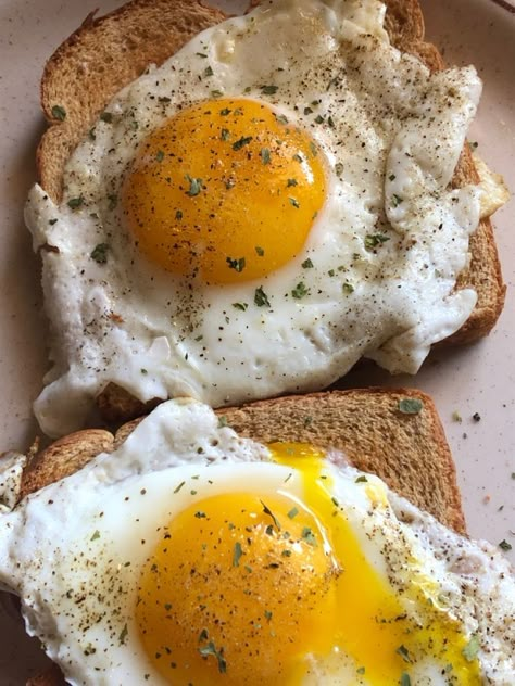 Eggs On Toast, Dorm Food, Low Cal Recipes, Healthy Food Motivation, On Toast, Healthy Food Ideas, Food Inspo, Interesting Food Recipes, Food Menu