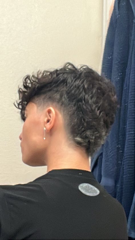 Curly Short Hair Undercut, Short Masculine Haircuts For Women Curly, Masc Short Haircuts For Women, Curly Short Undercut, Shaved Side Hairstyles Women, Womens Modern Mullet, Masculine Short Curly Hair, Queer Short Curly Hair, Low Taper Fade Haircut Women