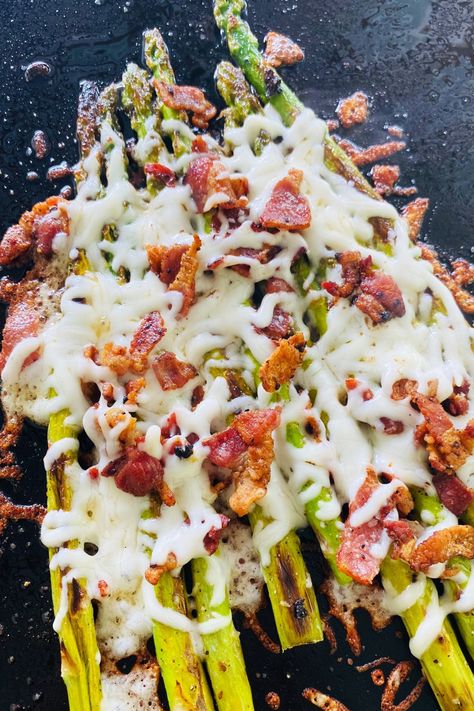 asparagus with cheese and bacon Outdoor Griddle Recipes, Bacon Asparagus, Mediterranean Recipes Healthy, Turkey Brine Recipes, Steak Side Dishes, Keto Diet Snacks, Griddle Recipes, Grilling Sides, Flat Top Grill