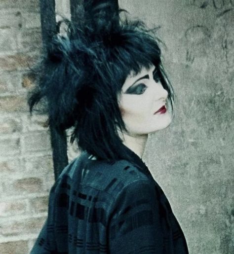 Siouxsie Sioux 80s, Strawberry Switchblade, Goth Outfit Ideas, 80s Goth, Siouxsie Sioux, Siouxsie And The Banshees, 80s Makeup, Goth Bands, Punk Makeup