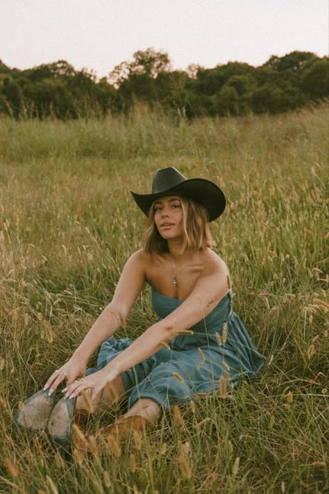 nashville photoshoot ideas 21st Birthday Photoshoot Cowgirl, Cowgirl Photoshoot Aesthetic, Cowgirl Inspo Pics, Baddie Outdoor Photoshoot, Western Self Portrait, Country Studio Photoshoot, Country Inspired Photoshoot, Instagram Story Ideas Photography, Country Farm Photoshoot