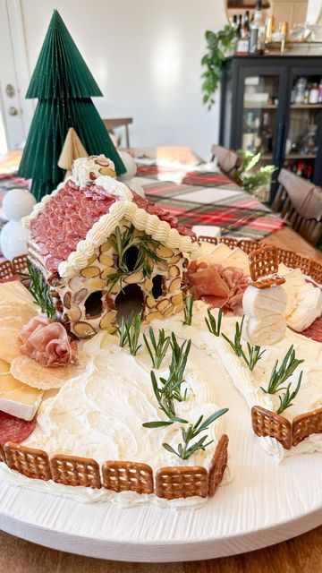 Cheese Gingerbread House, Charcuterie House Ideas, Meat Gingerbread House, Gingerbread Charcuterie Board Ideas, Charcuterie Board Gingerbread House, Gingerbread Man Charcuterie Board, Savory Gingerbread House, Gingerbread House Charcuterie Board, Gingerbread House Charcuterie