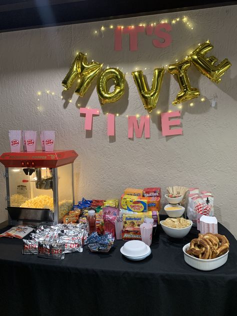 Movie Theater Bday Party Ideas, Basement Movie Night Party, Sweet 16 Party Ideas Movie Night, Movie Projector Birthday Party, Film Birthday Party Ideas, Preppy Movie Night Birthday, Bday Party Set Up Ideas, Birthday Movie Theme Ideas, Night Time Party Ideas