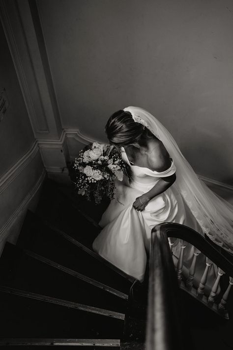 Wedding Kissing Pictures, Wedding Photo Ideas With Veil, Bride Photo Inspiration, Easy Wedding Photography, Wedding Photo Bride Getting Ready, Wedding Vows Photography, Stairwell Wedding Pictures, Wedding Photos Mood Board, Cheeky Wedding Photos