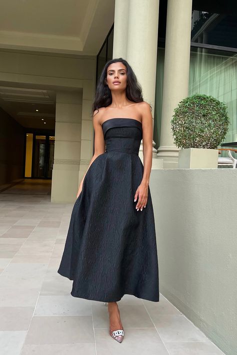 Tea Length Prom Dress, Delicate Dress, Grad Outfits, Dinner Date Outfits, Wedding Dress Outfit, Trendy Fall Outfits, Dress Satin, Satin Midi Dress, Elegant Chic