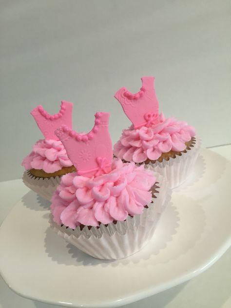 Ballerina cupcakes Ballet Cakes, Ballerina Cupcakes, Ballerina Theme, Cake In A Cone, Ballet Birthday Party, Ballerina Cake, Pop Cupcakes, Ballet Birthday, Ballet Party