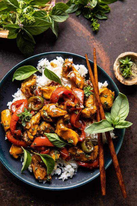 Weeknight style 25 Minute Black Pepper Jalapeño Basil Chicken Stir Fry. The super fast chicken stir fry that everyone requests. Quick-cooking chicken tossed in a sweet, tangy, and spicy black pepper sauce with plenty of bell peppers, jalapeños, and basil. Serve this chicken over coconut lemongrass rice. Every bite is saucy, sweet, spicy, and perfectly seasoned with basil. It’s delicious and healthy. Half Baked Chicken Recipes, Chicken Fillet Recipe, Asian Chicken Stir Fry, Quick Stir Fry Recipes, Stir Fry Chicken, Half Baked Harvest Recipes, Arroz Frito, Basil Chicken, Harvest Recipes