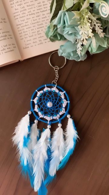 Handmade Car Decor, Mini Dreamcatcher Diy, Diy Mini Dream Catcher, Dreamcatcher Keychain Diy, Small Dream Catcher Diy, Mini Keychains Diy, Unique Dream Catcher Ideas, Cool Keychains Diy, How To Make Dream Catchers