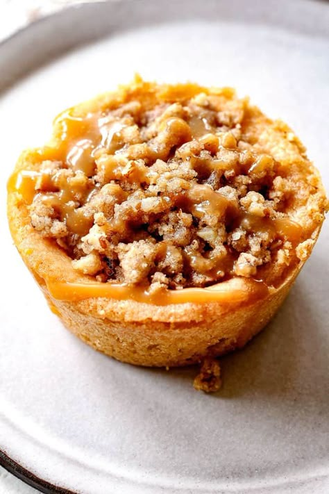 Mini Apple Streusel Pie, Mini Apple Pies With Streusel Topping, Mini Apple Pie Crumble, Mini Salted Caramel Apple Pies, Mini Apple Pies With Crumb Topping, Apple Mini Tarts, Carmel Apple Desert, Mini Apple Crumble Pies, Apple Pie With Streusel Topping