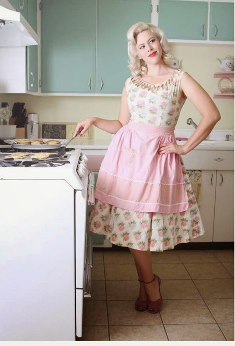 Several vintage blogs 50s Housewife Outfit, 1950s Housewife Aesthetic, 1950s Housewife Fashion, Housewife Aesthetic, Traditional Housewife, Housewife Dress, Stepford Wives, 50s Housewife, 1950s Housewife