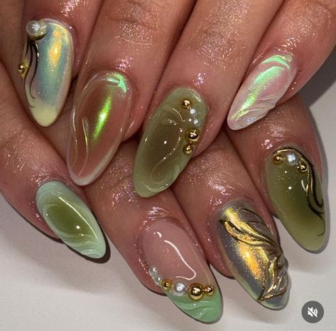 Simple But Creative Nails, Dark Green Gel Nails Art Designs, Green Brown And Gold Nails, Long Unique Nails, Autumn Gel X Nails, Unique Green Nails, Earthy Gel Nails, Green Bday Nails, Spring 2025 Nails