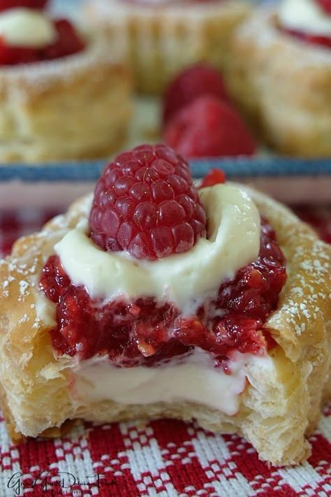 Raspberry Cream Cupcakes, Red Raspberry Recipes, Fresh Raspberry Desserts, Cream Cheese Pastries, Cream Cheese Danishes, Filled Pastries, Cheese Danishes, Cheese Pastries, Puff Pastry Recipes Dessert