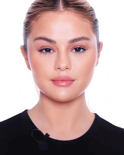 Selena Gomez Face Shape, Round Face Celebrities, Selena Gomez Birthday, Hung Vanngo, Selena Gomez Makeup, Selena Gomez Album, Round Face Makeup, Selena Gomez Photoshoot, Selena G