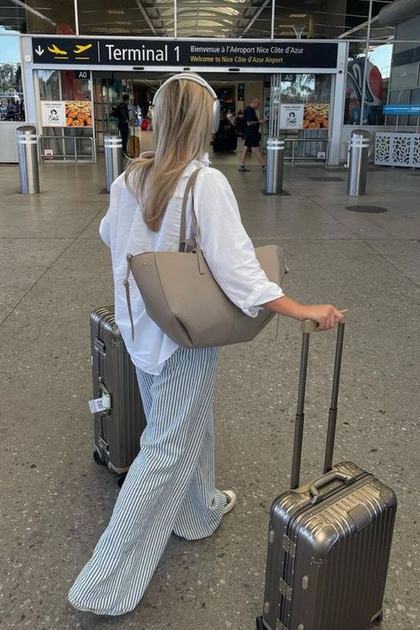 summer airport outfits Classy Airport Outfit, Flight Outfit Airport Style, Chic Airport Outfit, Chic Travel Outfit, Comfy Airport Outfit, Airport Outfit Summer, Airport Travel Outfits, Flight Outfit, Airplane Outfits