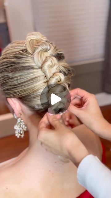 KellGrace on Instagram: "BRAND NEW tutorial! ❤️ So fun to create❤️ Modern take on my twisted French roll! AND 1 week til Premiere Anaheim! Come and learn techniques like this and MORE! Purchase ur ticket @premierebeautyshows. 

#kellgrace #updo #tutorial #hair #updotutorial #braid #braids #hairstyle #style #stylist #hairstylist #blondehair #hairup #hairtrends #bridalhair #bridehair #bridesmaidhair #fringe #bangs #formalhair #makeup #americansalon #modernsalon #behindthechair #parkave #salon #haireducation #hairshow #simpleupdo" How To Do A French Twist With Short Hair, Updo For Medium Curly Hair, Long Hair French Twist, French Twist With Bangs, French Twist Updo Short Hair, Classy Updos For Long Hair, Updo Tutorial Videos, Braided Updos For Long Hair, French Twist Updo Tutorial