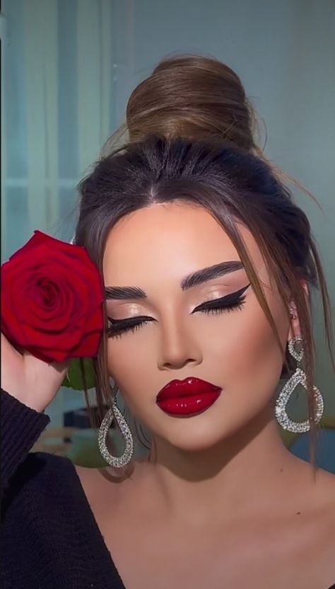 Marel@🌹 ᭡ೃ⚘̤̤̤⁀➷❀፝͜🌸፝͜ Wedding Makeup Tutorial, Red Lipstick Makeup, Stylish Makeup, Bridal Eye Makeup, Bold Makeup Looks, Classic Makeup, Red Lip Makeup, Hot Makeup, Natural Lipstick