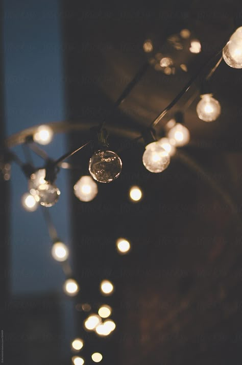 Beautiful Lights At Night, Lights Asthetic Picture, Pretty Lights Aesthetic, Aesthetic Light Pictures, Fairy Lights Photography Night, Dark Lights Aesthetic, Fairy Lights Aesthetic Background, Lights Background Aesthetic, Fairy Lights Aesthetic Wallpaper