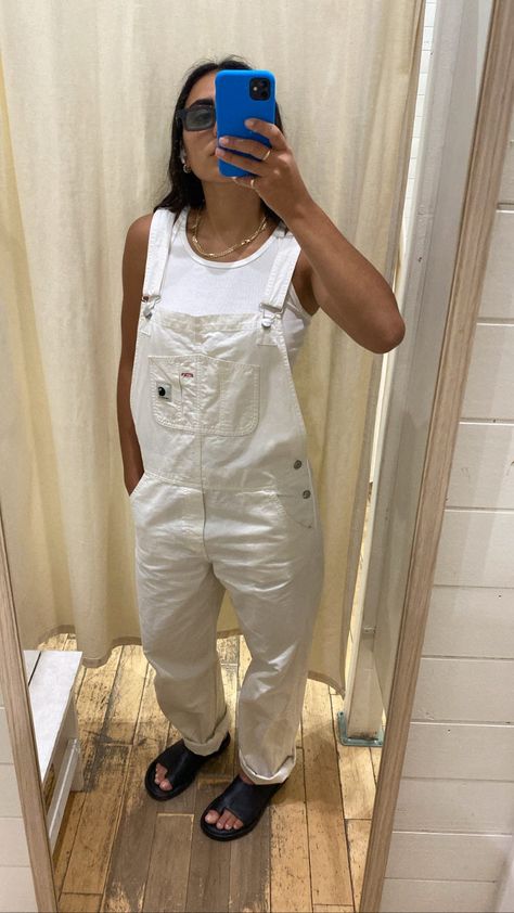 White Overalls Outfit Summer, White Denim Overalls Outfit, White Overalls Outfit Winter, White Overall Outfit, Cream Overalls Outfit, Overalls Outfit Spring, Summer Overall Outfits, White Overalls Outfit, College Class Outfits