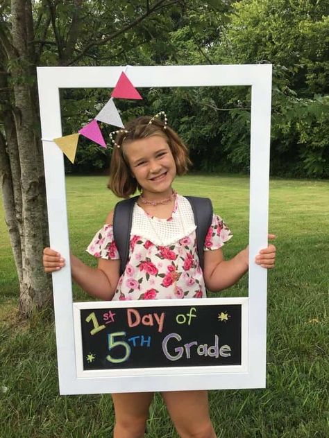 Giant Polaroid Frame, Polaroid Photo Booths, School Photo Frames, Polaroid Diy, First Day Of School Pictures, Frame Props, Wedding Photo Booth Props, Photo Frame Prop, Polaroid Frame