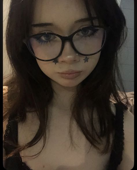 Makeup For Bangs And Glasses, Grunge With Glasses, Simple Makeup Looks With Glasses, Emo Makeup With Glasses, Y2k Glasses Frames, Grunge Glasses Frames, Grunge Makeup With Glasses, Alt Glasses Frames, Face Claim Glasses