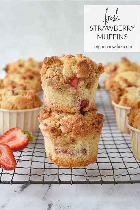 This bakery style muffin is full of fresh strawberry goodness and topped with a crunchy streusel topping these strawberry muffins are the perfect way to start the morning. Fresh Strawberry Muffins, Strawberry Muffin, Freeze Muffins, Strawberry Muffin Recipes, Sweet Muffins, Strawberry Butter, Apple Coffee Cakes, French Toast Muffins, Bakery Style Muffins