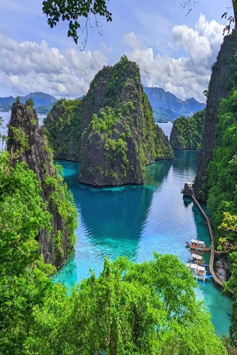 Famous views of the Philippines. The Kayangan Lake view deck on Coron Island, Philippines offers one of the most stunning views you'll ever see. Beautiful Place In Philippines, Kayangan Lake Palawan, Philippines Landscape, Twin Lagoon, Kayangan Lake, Coron Philippines, Phillipines Travel, Coron Palawan Philippines, Philippines Island