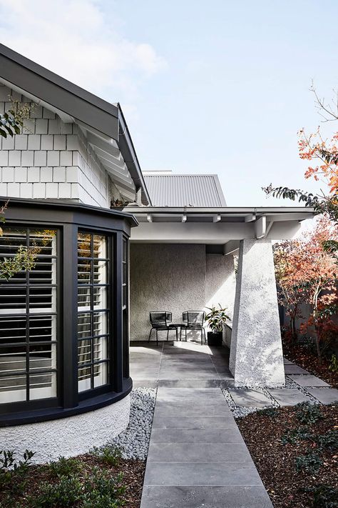 A Californian Bungalow for Melbourne by Mim Design | est living California Bungalow Exterior, 1930 Bungalow, Californian Bungalow, Mim Design, California Bungalow, Bungalow Renovation, Bungalow Exterior, Est Living, Exterior Color Schemes