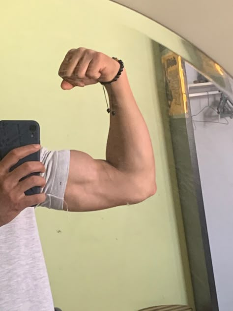 Bicep Flexing Men, Bicep Drawing Reference, Big Arms Aesthetic, Bicep Pic, Muscular Boyfriend, Muscle Boyfriend, Biceps Aesthetic, Muscular Arm, Man Arm