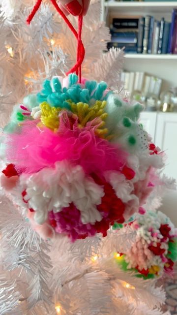 Crochet With Tinsel Yarn, Yarn Diy Ornaments, Jumbo Pom Pom Diy, Pompom Christmas Ornament, Diy Pom Pom Ornament, Tinsel Pom Pom Diy, Giant Pom Pom Diy, Pompom Garland Diy, Yarn Pom Pom Crafts