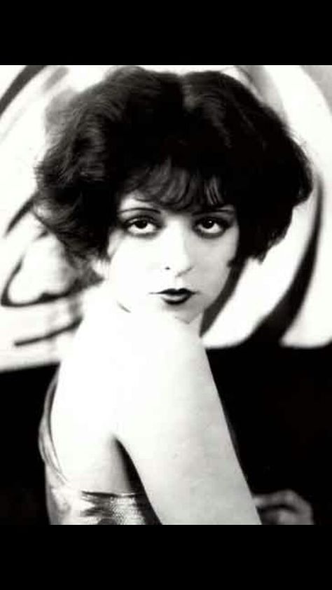 makeup 1920s Makeup, Woman With Red Hair, Flapper Girls, Egyptian Fashion, Clara Bow, Flapper Girl, 1920s Flapper, Vintage Makeup, Silent Movie