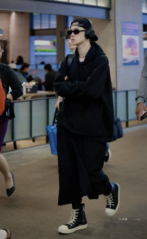 Yeonjun Airport Fashion, Airport Style Kpop, Yeonjun Outfits, Artist Outfit Style, Yeonjun Airport, Starboy Fashion, Yeonjun Style, Yeonjun Fashion, Sfo Airport