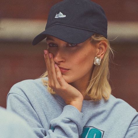 Hailey And Selena, Hair With Hat, Nana Komatsu Fashion, Pink Baseball Cap, Hailey Baldwin Style, Wife Style, Hailey Bieber Style, Justin Hailey, Cap Outfit