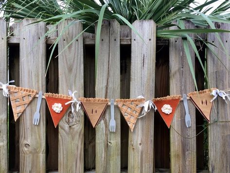 DIY Thanksgiving Pie Banner with Kunin Felt - Creatively Beth Felt Thanksgiving, Pie Banner, Turkey Place Cards, Thanksgiving Decorations Outdoor, Thanksgiving Garland, Thanksgiving Pie, Hand Painted Pumpkin, Thanksgiving Projects, Thanksgiving Banner