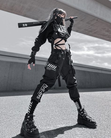 Cybergoth Rave Outfit, Cyberspace Aesthetic Outfits, Sporty Women Outfits, Woman Motorcycle Outfit, Japanese Fashion Photography, Techwear Makeup, Cyberpunk Women Fashion, Futuristic Cyberpunk Fashion, Techwear Reference