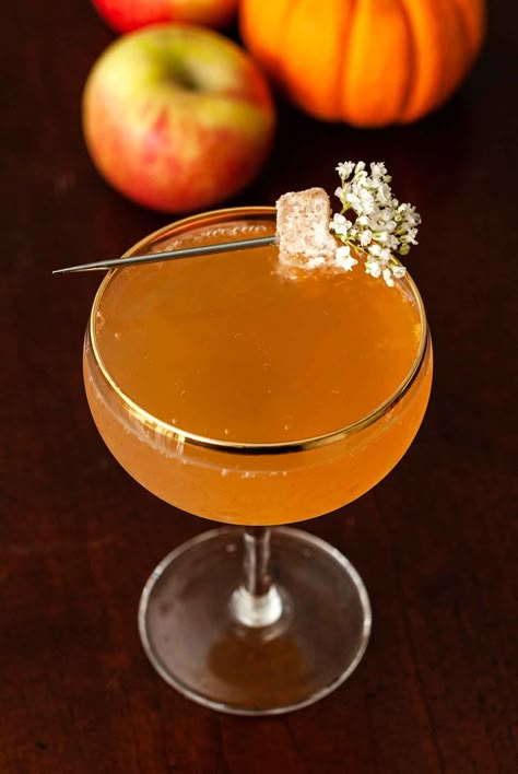 These sparkly ginger cider mimosas taste like bright, autumn sunshine! Simmer your favorite farmer’s market apple cider, a few cinnamon sticks, fresh ginger, tangerine and lemon with a tea-egg of mulling spices to create this elegantly seasonal brunch cocktail! Tangerine And Lemon, Cider Mimosas, Halloween Cocktail Party, Spiked Apple Cider, Apple Cider Mimosa, Mulled Apple Cider, Bright Autumn, Crispy Sweet Potato, Easy Thanksgiving Recipes