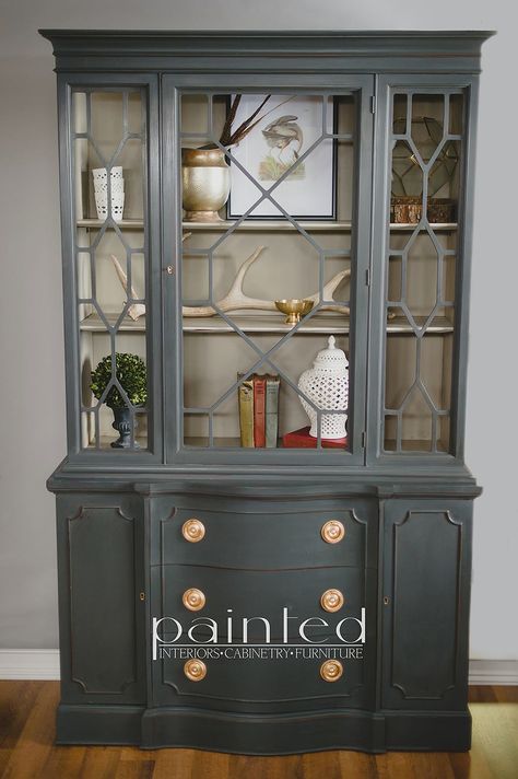 China cabinet painted in custom mix of Annie Sloan Graphite and French Linen and a mix of Old White and French Linen on the inside. Painted by Kayla Payne http://www.paintedbykaylapayne.com/2016/04/04/china-cabinet-in-annie-sloan-chalk-paint/ China Cabinet Painted, China Cabinet Redo, Annie Sloan Graphite, Painted China Cabinets, Antique China Cabinets, Redo Cabinets, Annie Sloan Paints, Furniture Rehab, Chalk Paint Furniture