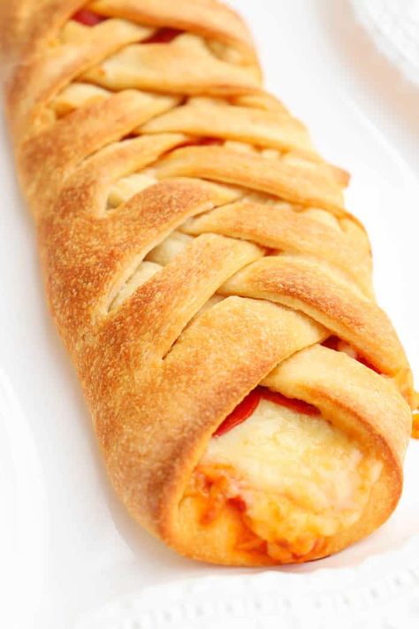 Pepperoni Pizza Braid, Braided Pizza, Pepperoni Cheese Bread, Braid Recipes, Pepperoni Bread Recipe, Pepperoni Rolls Recipe, Pizza Braid, Pie Crust Pizza, Party Food Dips