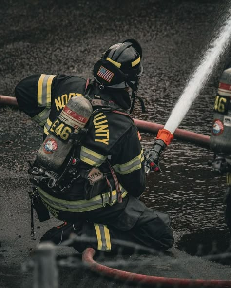 Happy #featurefriday! Thanks @westcoastfiremedia for sharing this awesome photo with us! 📸 Want to share your action shots with us? Send … | Instagram Fire Fighter Photoshoot Ideas, Fireman Aesthetic, Firefighter Images, Firefighter Aesthetic, Firefighter Mask, Firefighters Daughter, Firefighter Photography, Fire Medic, American Firefighter