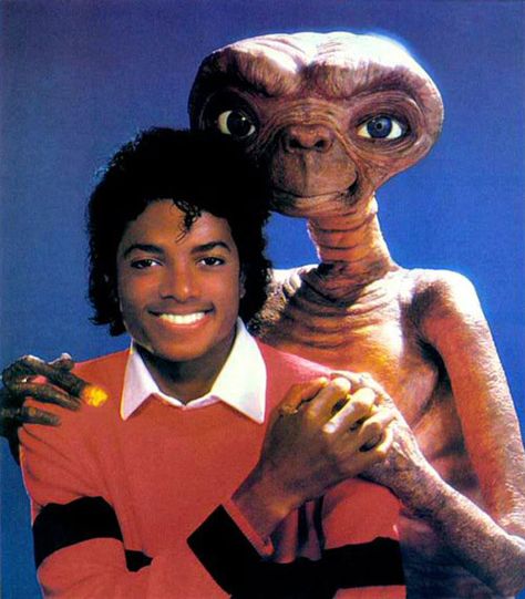 Michael Jackson and ET... creepy, but totally 80s Sean Leonard, Hee Man, Joseph Jackson, 80s Nostalgia, King Of Pop, Alien Vs Predator, Extra Terrestrial, Alien Vs, Lisa Marie Presley