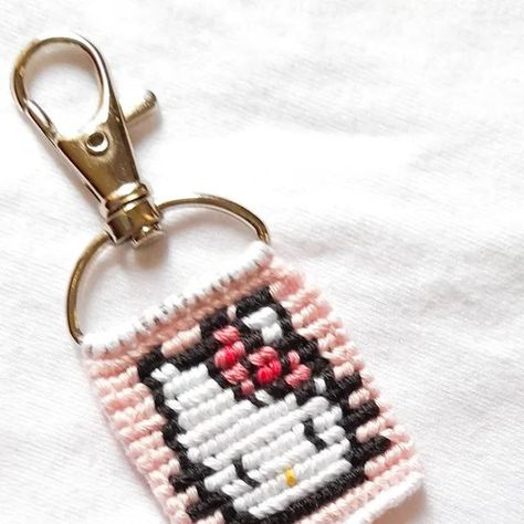 Knot Keychain, Hello Kitty Keychain, Thread Bracelets, Bracelet Knots, Friendship Bracelet Patterns, Bracelet Set, Bracelet Patterns, Handmade Bracelets, Friendship Bracelets