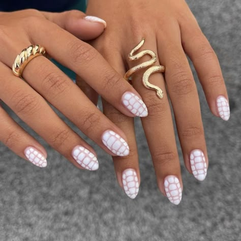 Fun Neutral Nail Designs, Lollapalooza Nails, White Croc Nails, Ora Nails, Aesthetic Nails Design, Croc Nails, Snake Skin Nails, Blooming Gel, Mani Ideas