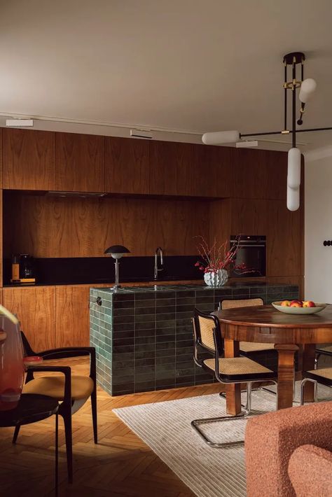 Historic Apartment, Mid Century Apartment, Mid Century Contemporary, Mid Century Modern Dining Room, Retro Interior Design, Mid Century Home, Small Apartment Design, Century Home, Mid Century Modern House