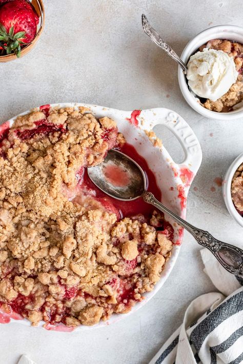 Easy Strawberry Crumble, Strawberry Crumble Bars, Fruit Crumble Recipe, Peach Blueberry Cobbler, Strawberry Bliss, Strawberry Rhubarb Crumble, Strawberry Crumble, Salted Caramel Apple Pie, Strawberry Cobbler