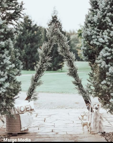 Outdoor Christmas Backdrop Ideas, Christmas Mini Sessions Triangle Arch, Christmas Set Up Photography Outdoors, Triangle Arch Christmas Photoshoot, Christmas Triangle Arch, Christmas Arch Photoshoot, Simple Christmas Minis Outdoor, Christmas Arches, Winter Mini Sessions