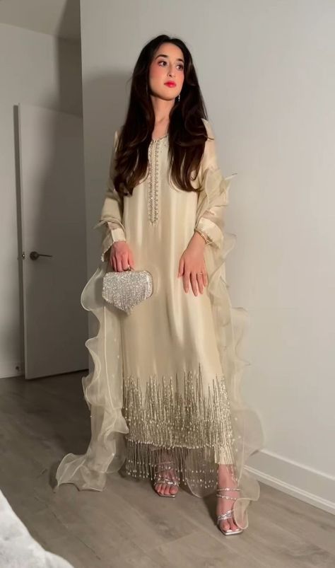 Simple Eid Outfit Ideas, Pakistani Dresses Eid, Outfit Ideas Modest, Eid Outfit Ideas, Simple Dress Casual, Velvet Dress Designs, Eid Outfit, Latest Dress Design, Pakistani Dresses Casual