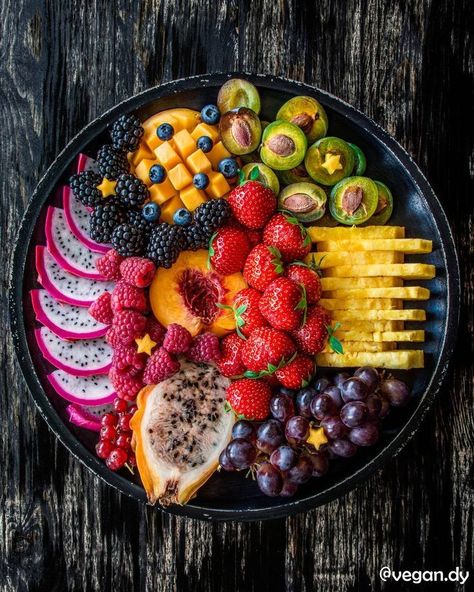 2,086 curtidas, 161 comentários - Andy (@vegan.dy) no Instagram: “FAREWELL FRUITS. . Hy everybody 🙋 Only 20 hours left until my trip to Hong Kong and India…” Fruit Platter Designs, Fruit Platters, Healthy Halloween Snacks, Decorações Com Comidas, Snack Platter, Vegan Brunch, Food Boards, Party Food Platters, Fruit Platter