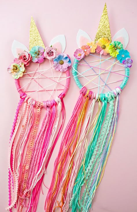 Unicorn Dream Catcher Check out this kids craft idea for your favorite unicorn lover! Unicorn Diy, Unicorn Craft, Diy Sy, Diy Unicorn, Unicorn Party Decorations, Unicorn Crafts, Unicorn Decorations, Dream Catcher Diy, Unicorn Birthday Party